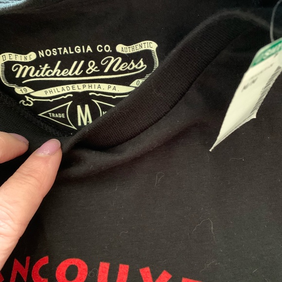 Vancouver Grizzlies Bibby 10 t-shirt woman’s (M) unisex NWT - Picture 5 of 6